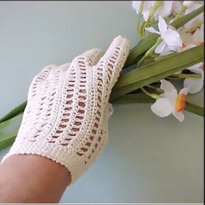 🥳 $5 Bundle Item VTG Knit Ecru Gloves 6 1/2 Formal Gloves or For Costuming